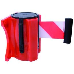 Wall barrier with white / red tape to delimit 3 meters.